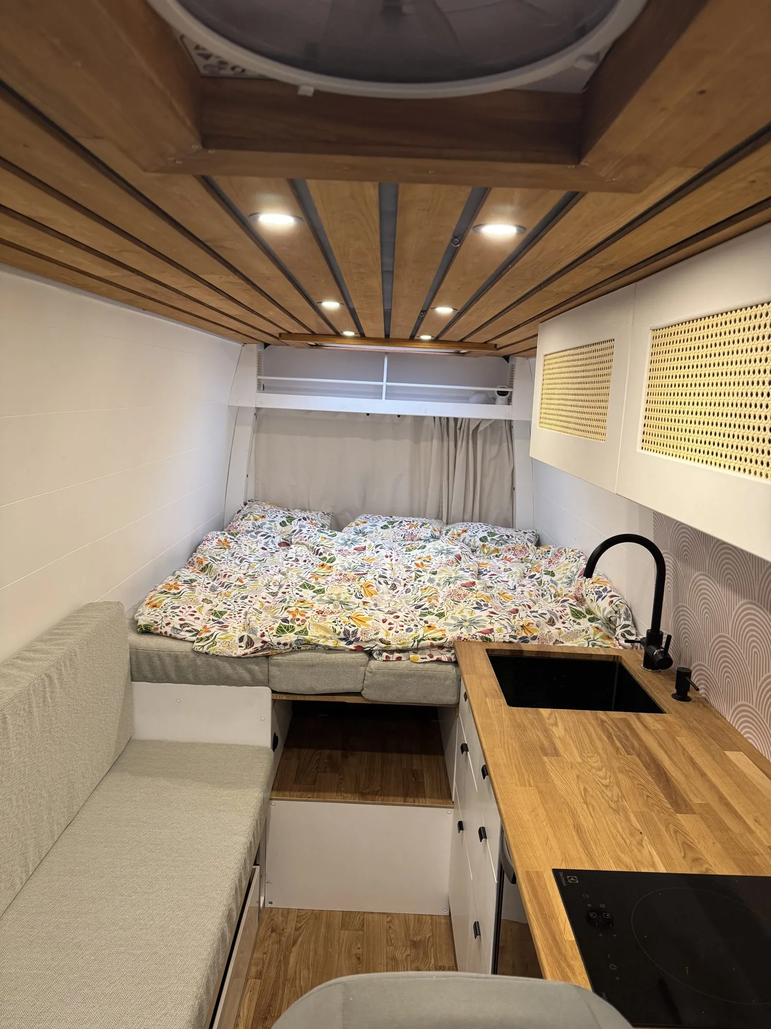 Postel pod dřevěným stropem